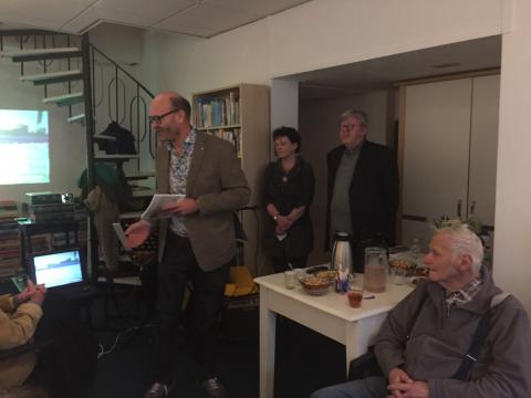 <b>Peter van Mersbergen neemt een exemplaar van Tijd Terug in ontvangst namens de Historische Vereniging Oud Gorcum</b>