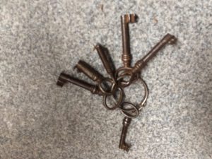 <b>Mysterieuze sleutelbos, meer sleutels dan er sloten op het theemeubel zijn</b>